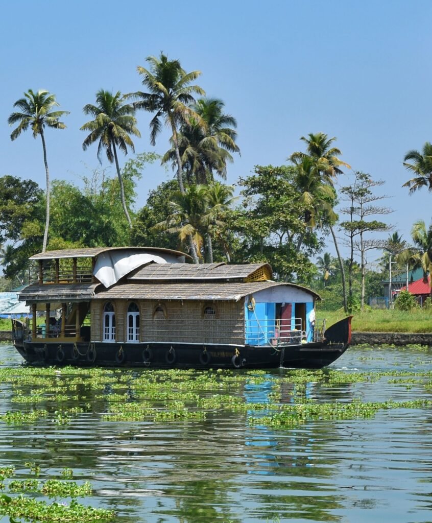 Houseboat naviguant dans les backwaters du Kerala, en Inde