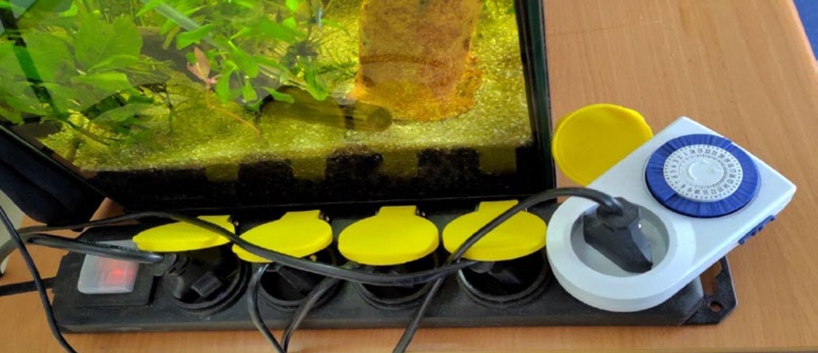 Bloc ménager et programmateur pour l'alimentation électrique de l'aquarium