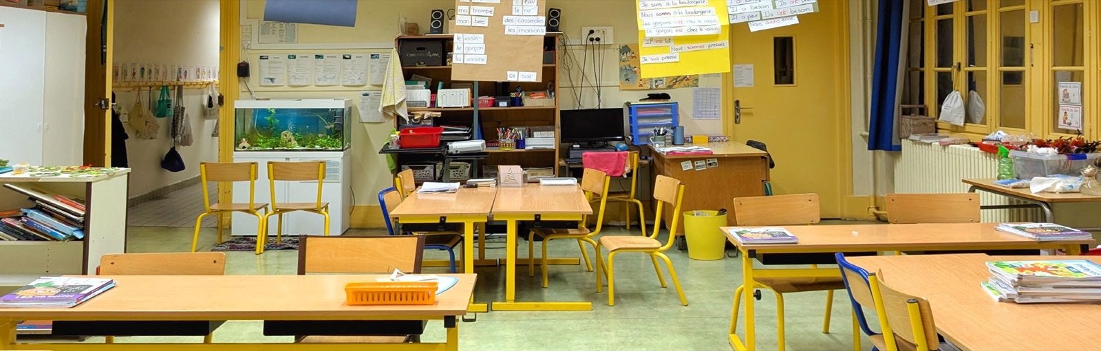 La salle de classe aménagée avec l'aquarium et deux chaises pour l'observation