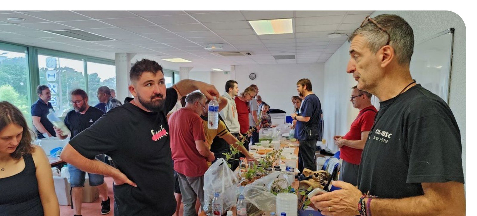 Aquariophiles a la bourse du congres CIL-IBSC a Dijon echangeant plantes et poissons