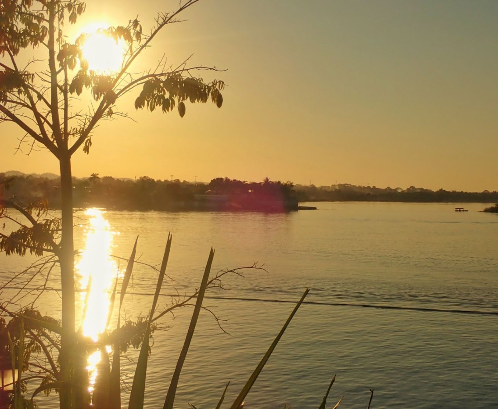 Coucher de soleil sur la magnifique lagune de Péten