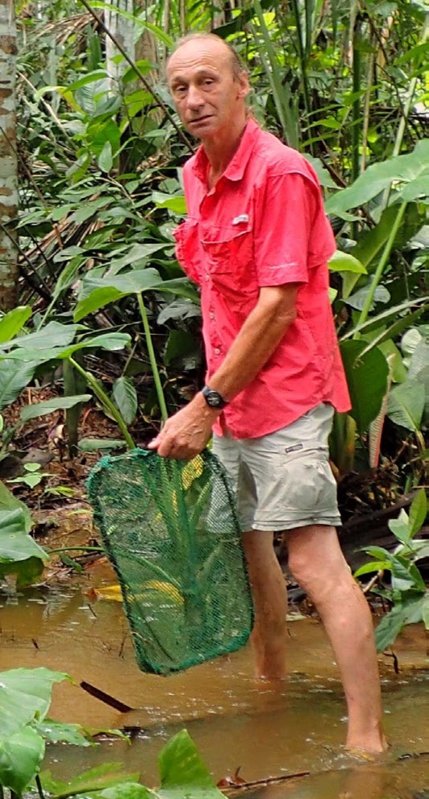 Didier Granet pêchant au tamis dans le ruisseau du lieu-dit Darwin