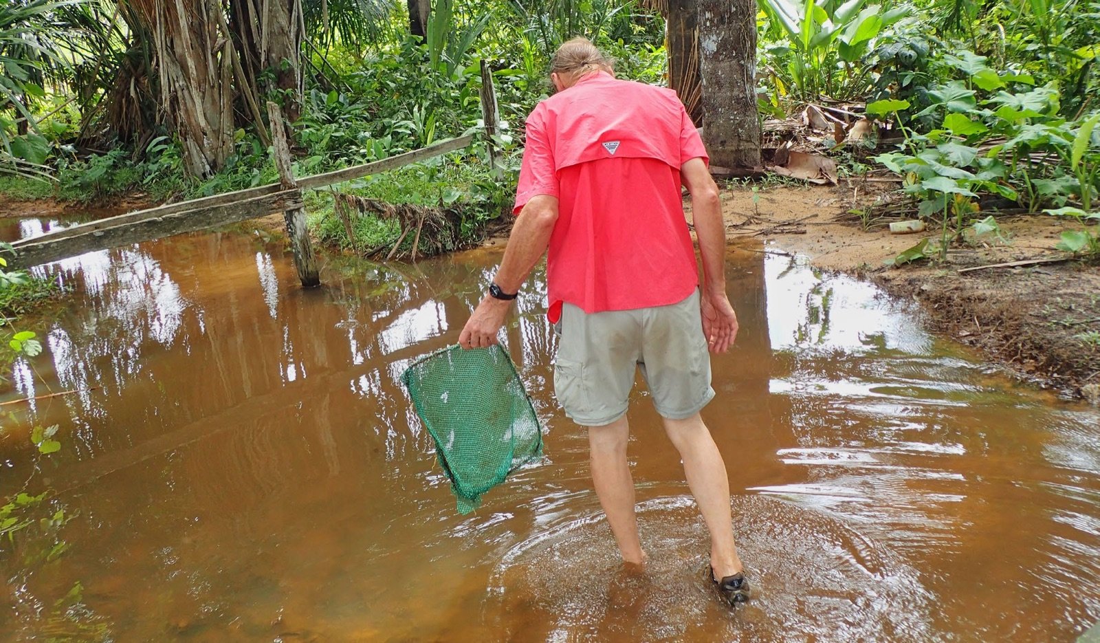 Didier Granet pêche au tamis dans un ruisseau à l’eau transparente
