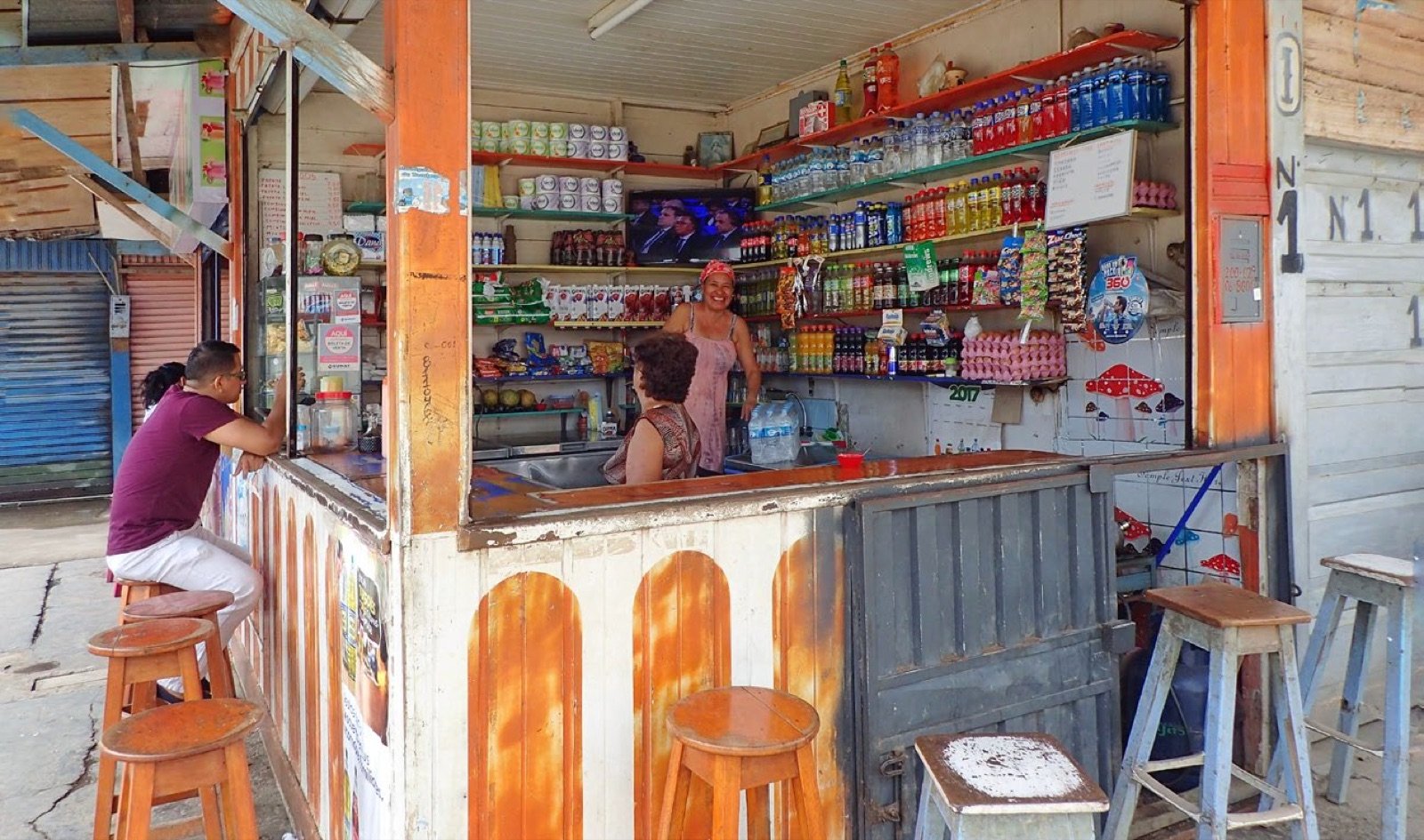 Échoppe de la ville haute de Puerto Maldonado en Amazonie péruvienne