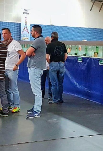Stand du Paris Discus Show de l'EDA, amateurs autour des cuves de présentation