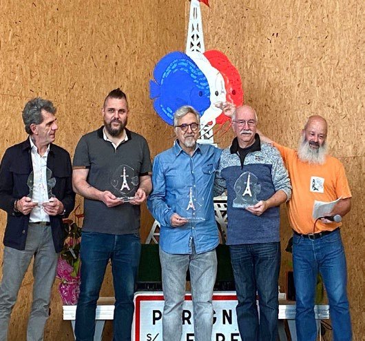 Lauréats sur le podium avec leurs trophées lors du concours 2024