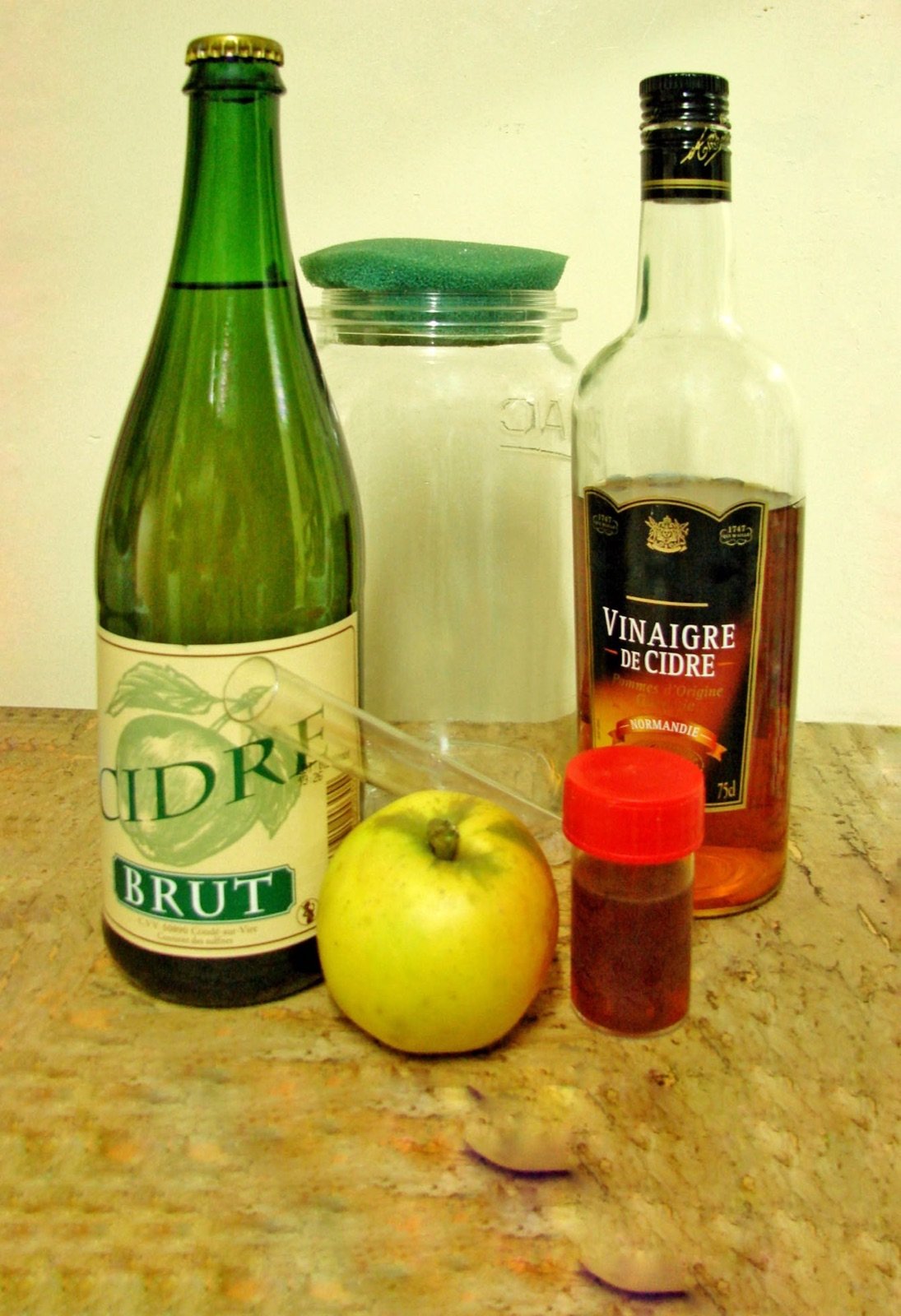 Cidre brut, jus de pomme, vinaigre de cidre, pomme et souche : le nécessaire pour une culture d’anguillules du vinaigre