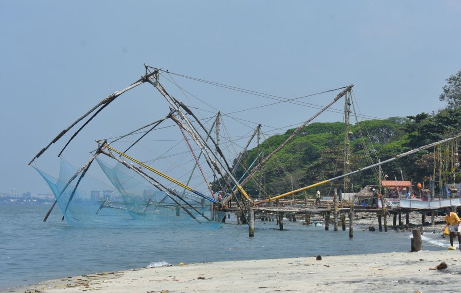 Filets de pêche chinois installés sur le rivage à Cochin