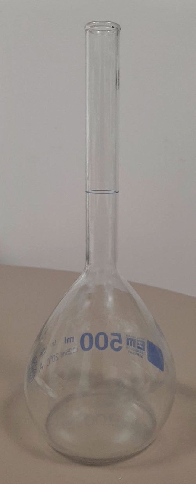 Fiole jaugée de laboratoire de 500 ml utilisée comme collecteur d’anguillules