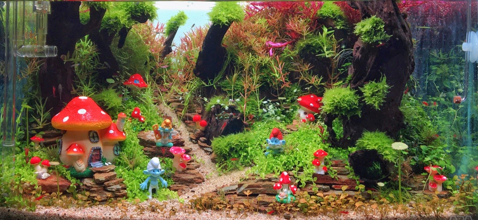 Aquascape Le village des Schtroumpfs, figurines de Schtroumpfs et maisons champignons, réalisation Apirat Kruemyanang