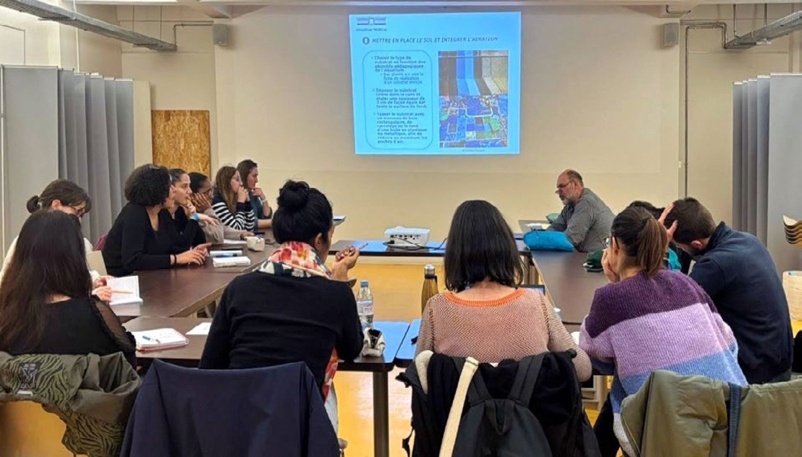 Formation théorique aux enseignants avec projection de documents