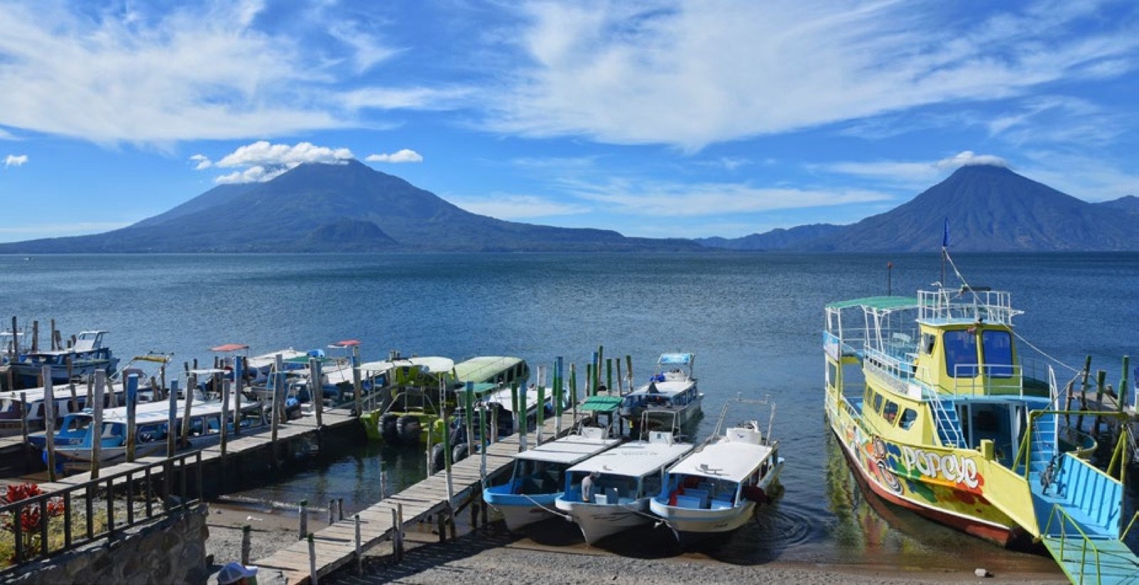 La lagune d'Atitlan et les volcans en arrière-plan