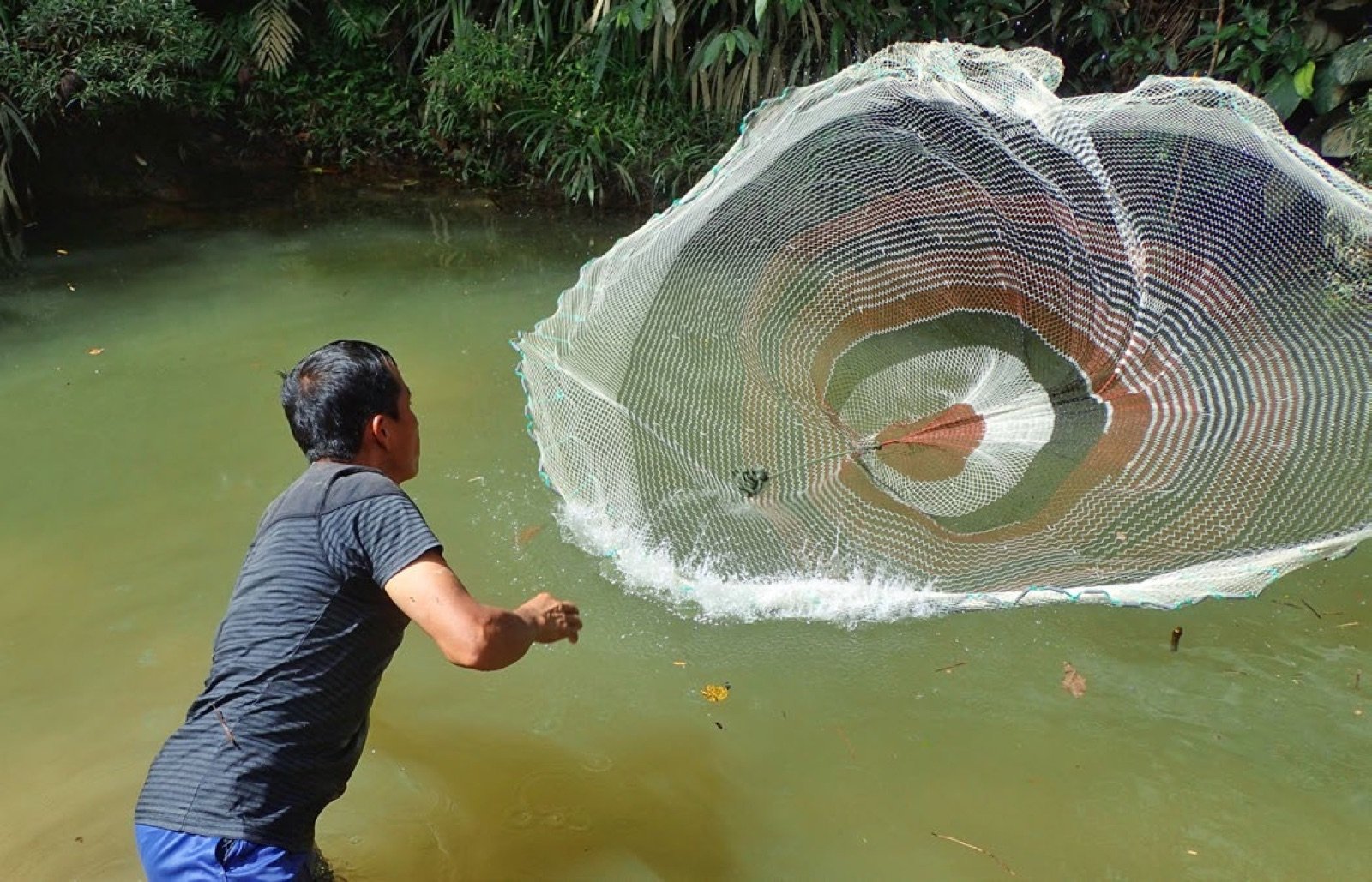 Ugo lance son épervier de pêche dans le Rio Insu