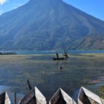 Lagune d'Atitlan et son volcan, biotope d'Amérique centrale