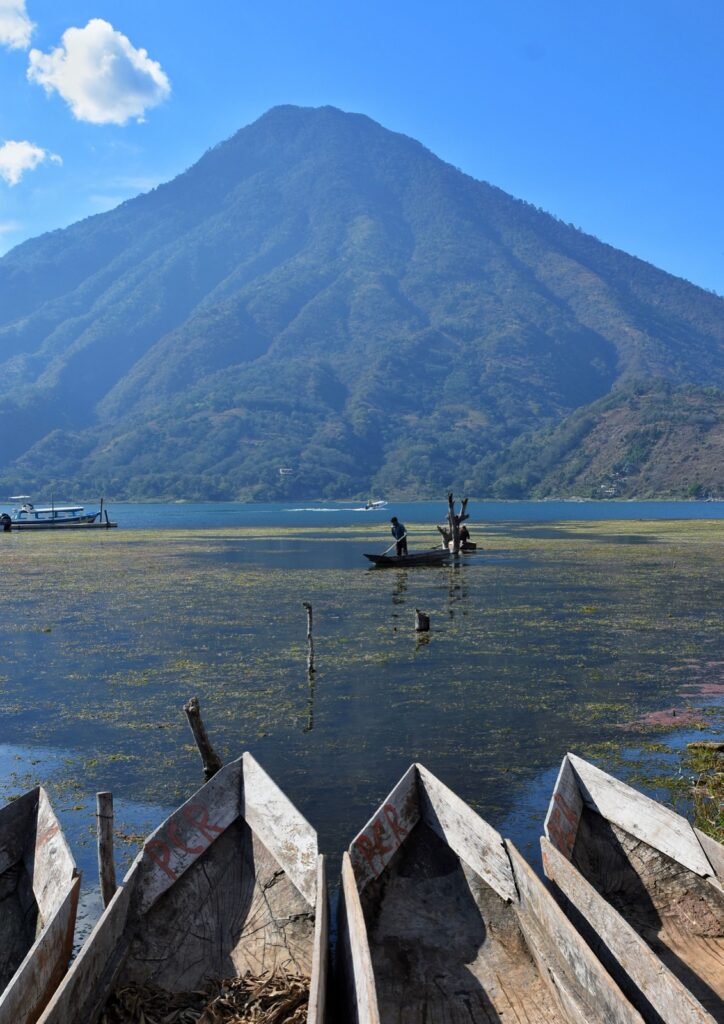 Lagune d'Atitlan et son volcan, biotope d'Amérique centrale