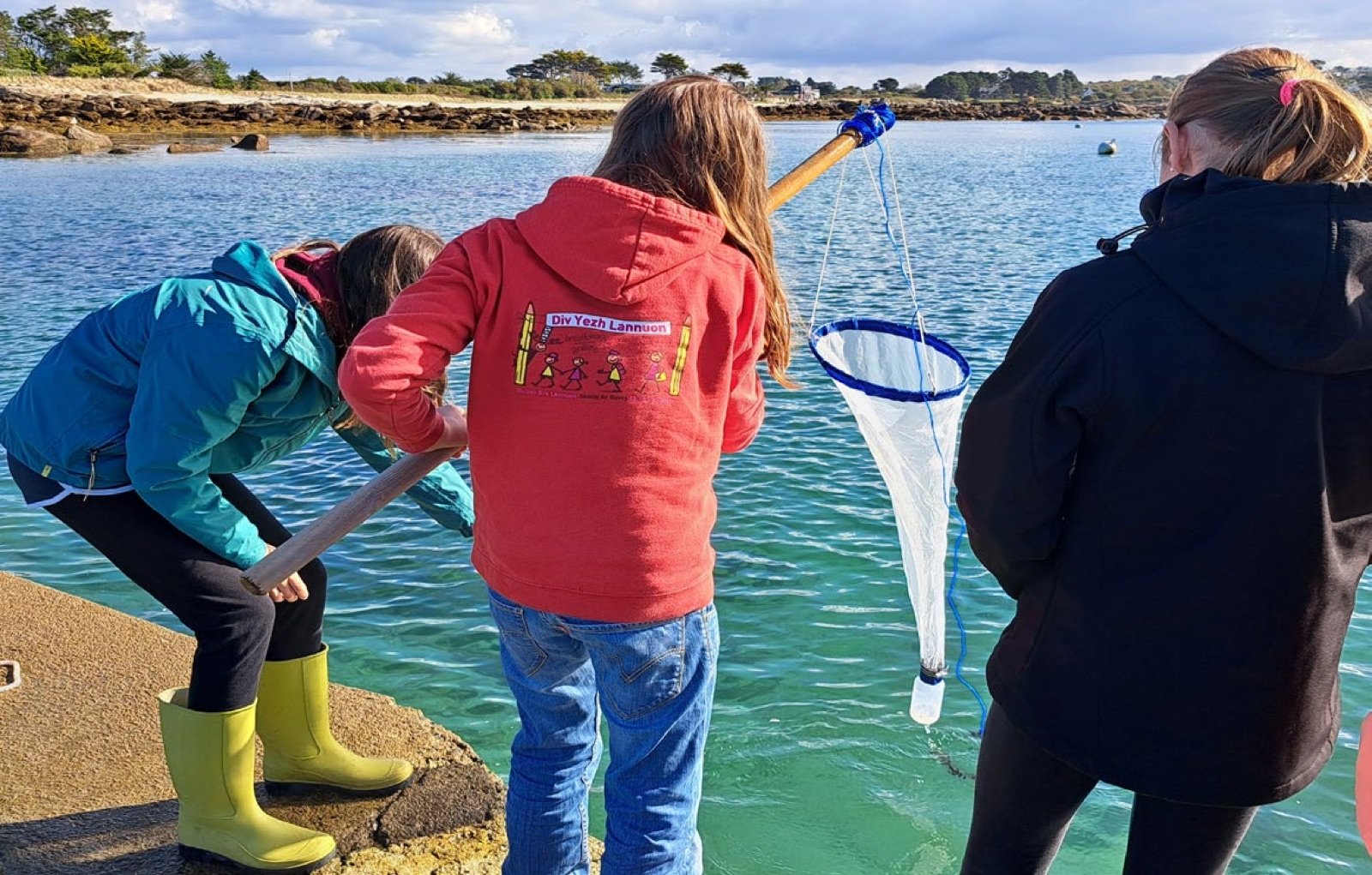 Pêche du plancton par des élèves dans une aire marine éducative