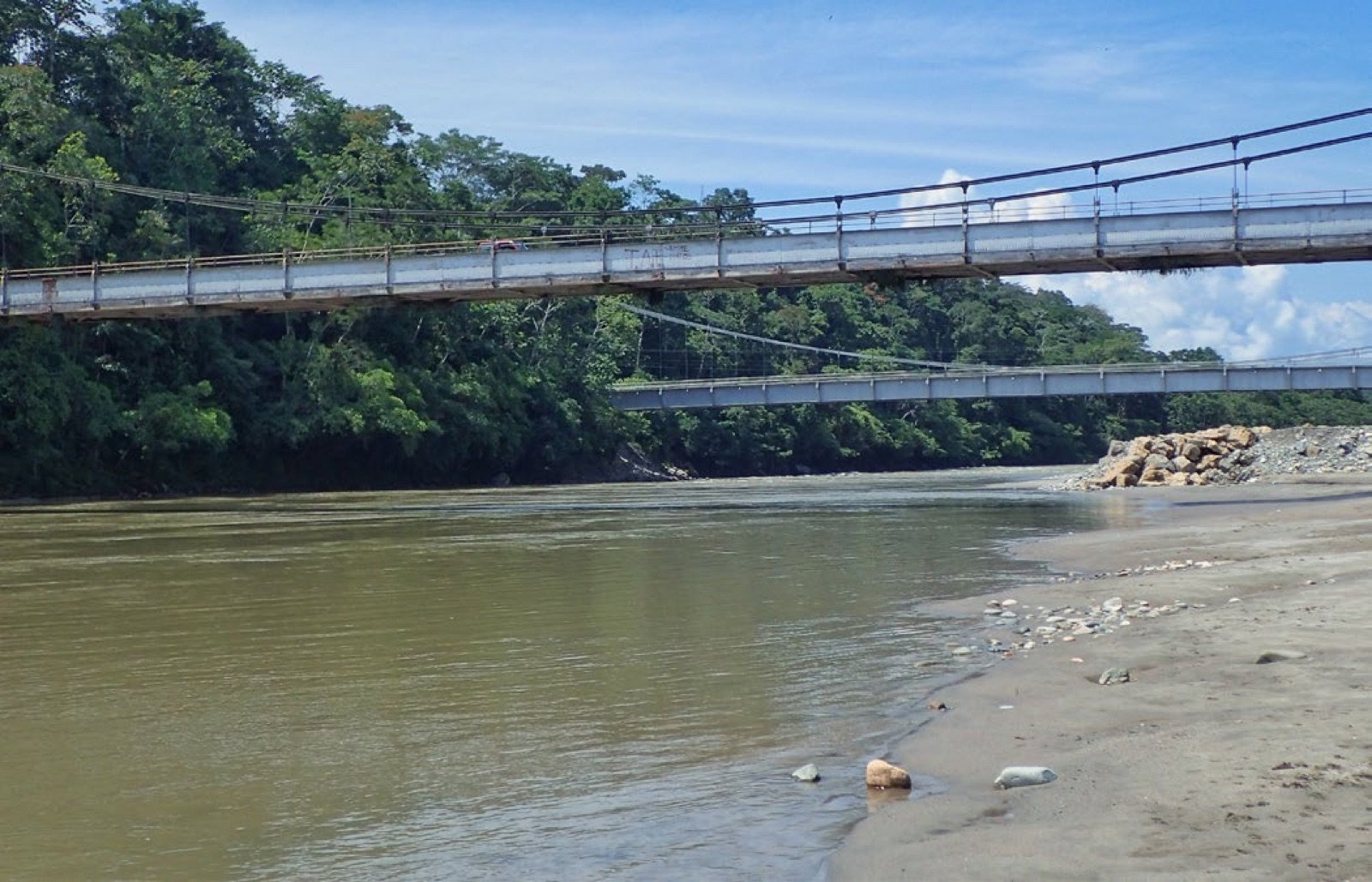 Les deux ponts qui franchissent le Rio Napo en période de basses eaux