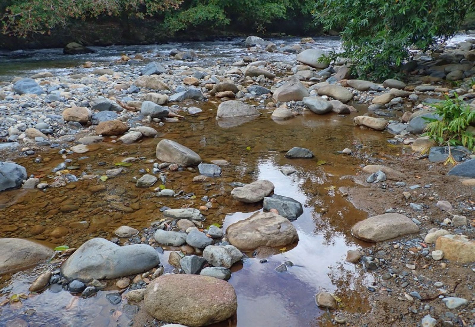 Le rio Mulumba, rivière impétueuse avec de gros galets