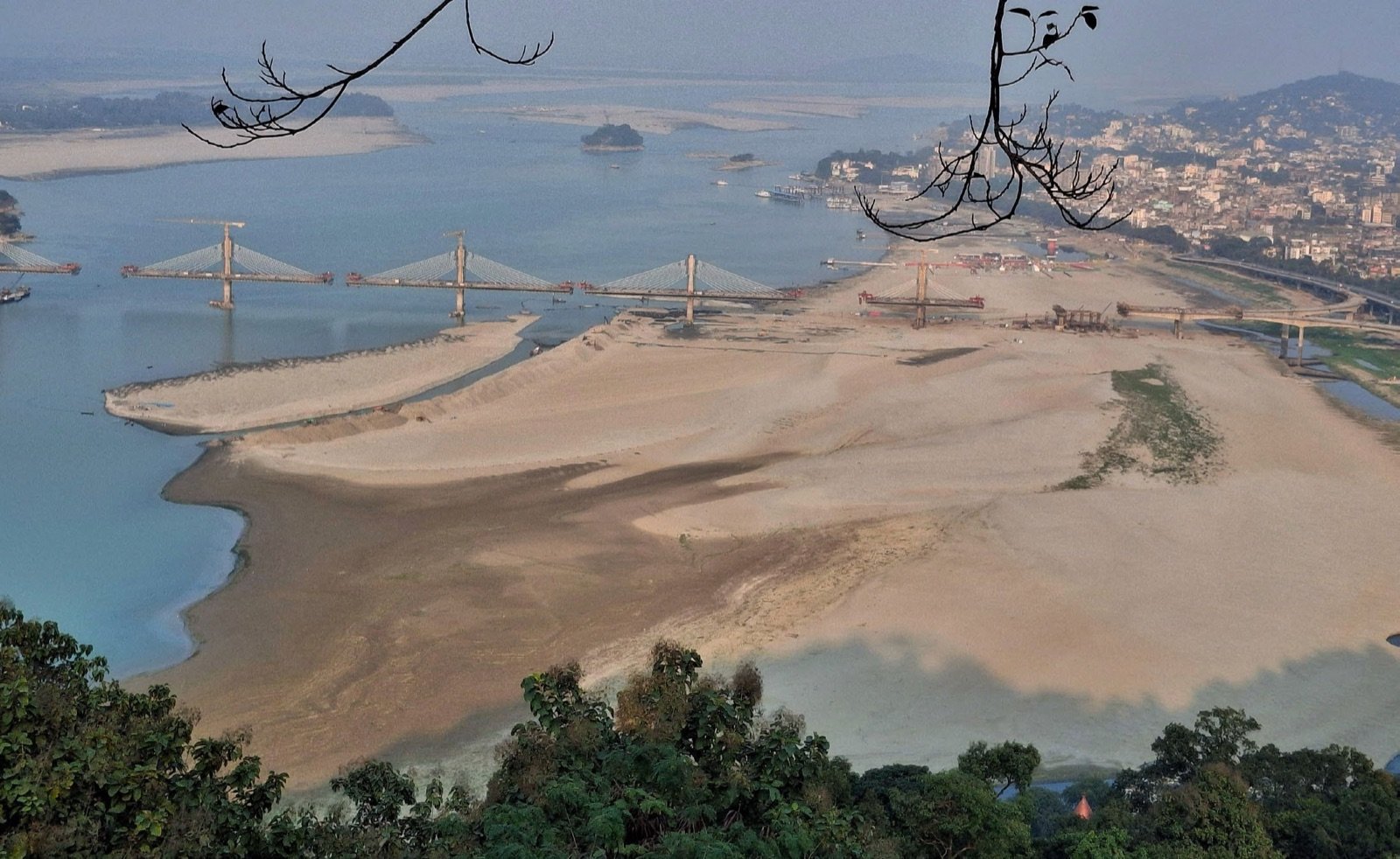 Le fleuve Brahmapoutre et la ville de Gwahati vus depuis les hauteurs