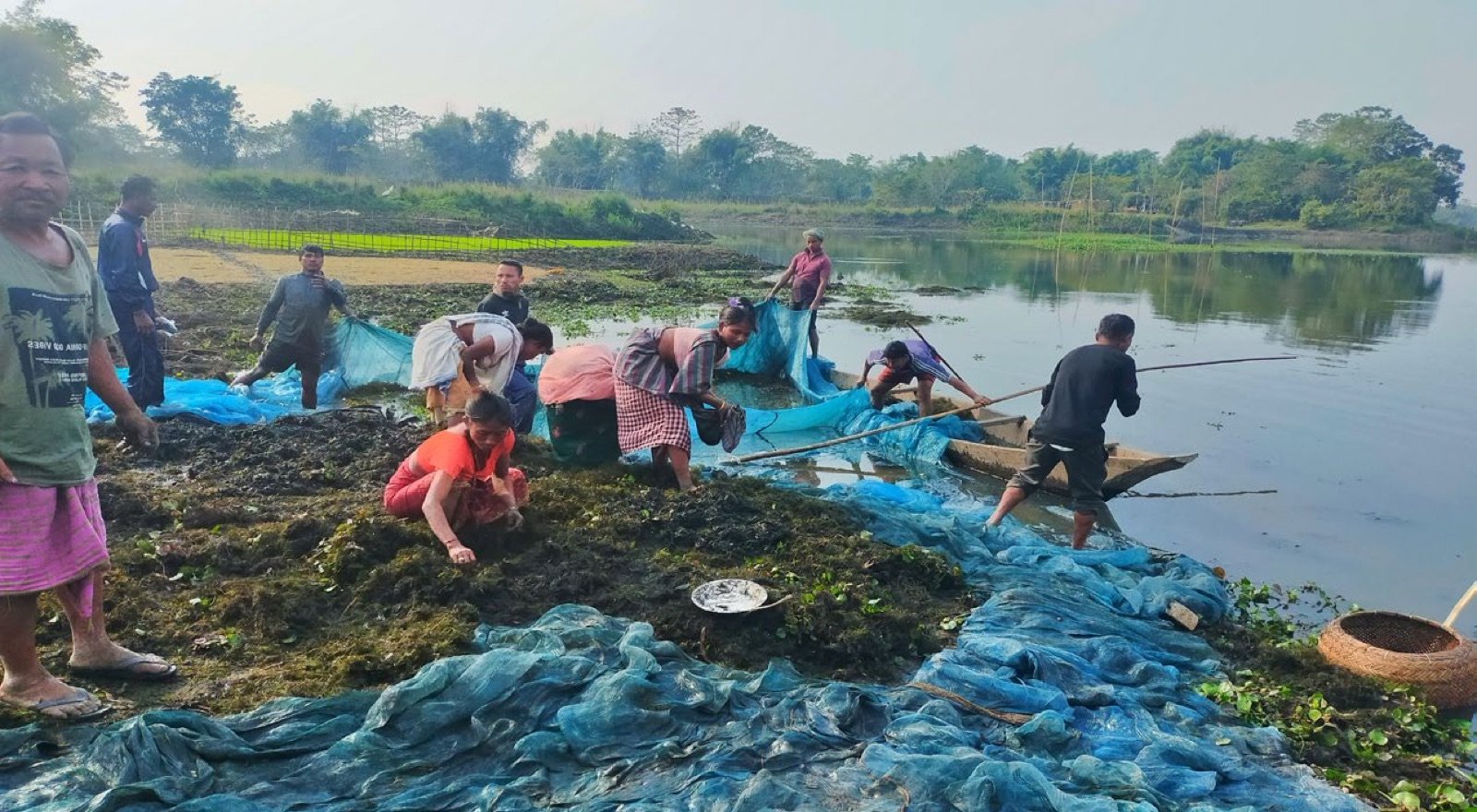 Une dizaine de pêcheurs tirant un très grand filet à Majuli