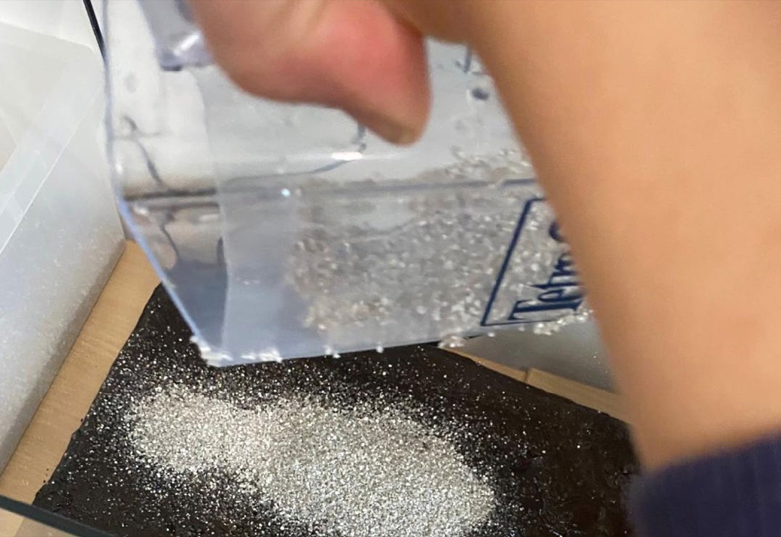 Substrat recouvert d'une fine couche de sable