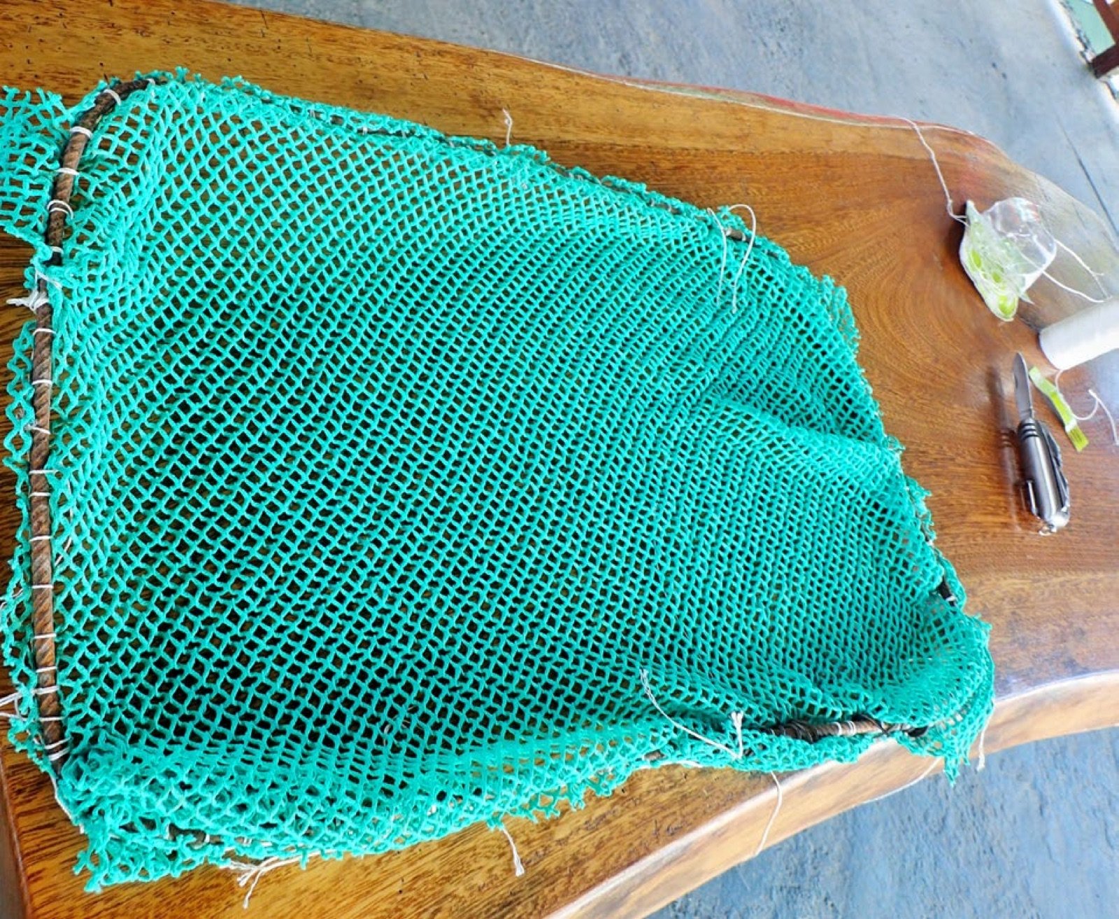 Tamis à poissons artisanal, cadre en fer à béton et tissu ajouré