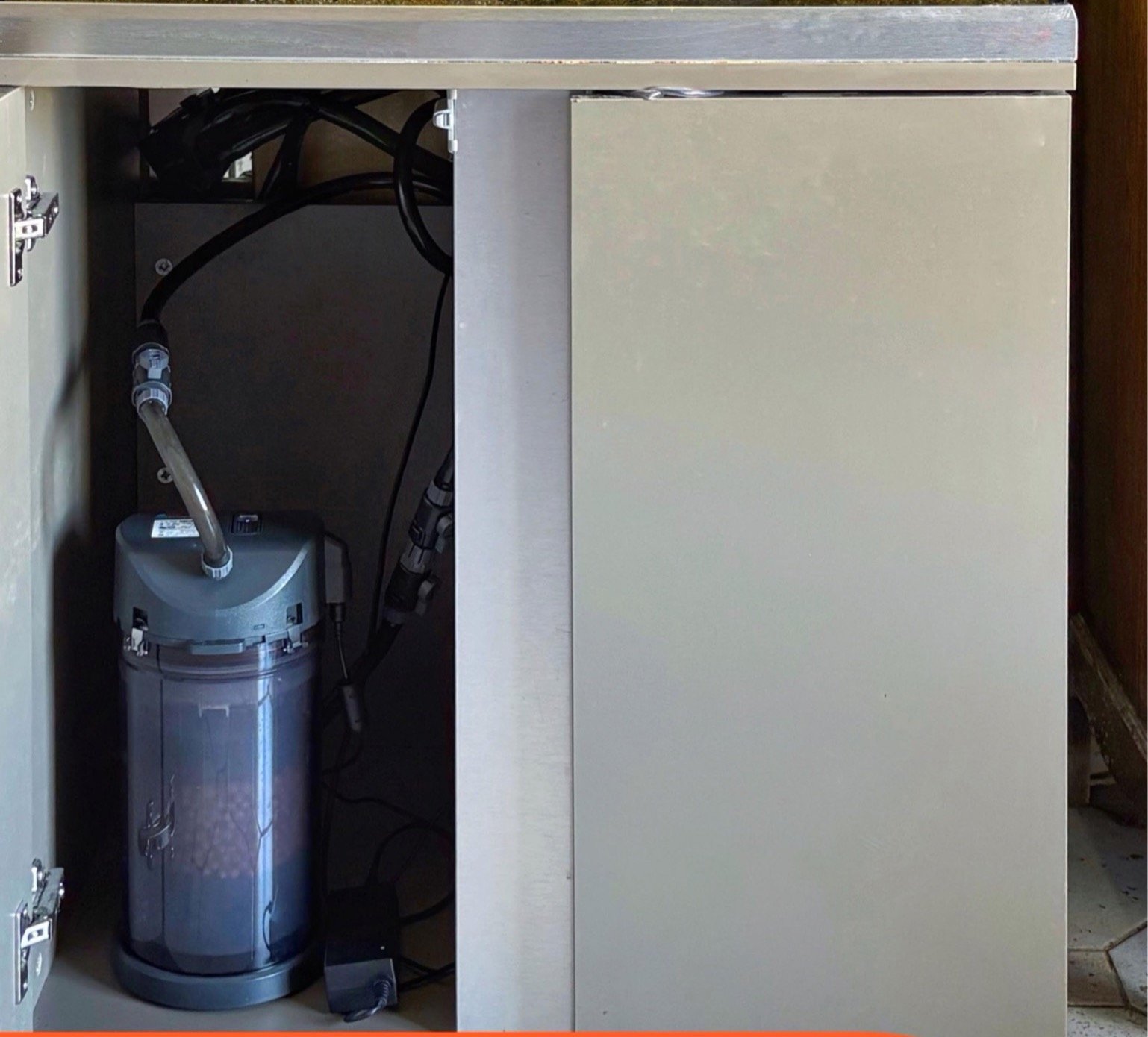Filtre EHEIM classicVario+e 250 installe dans le meuble sous l'aquarium