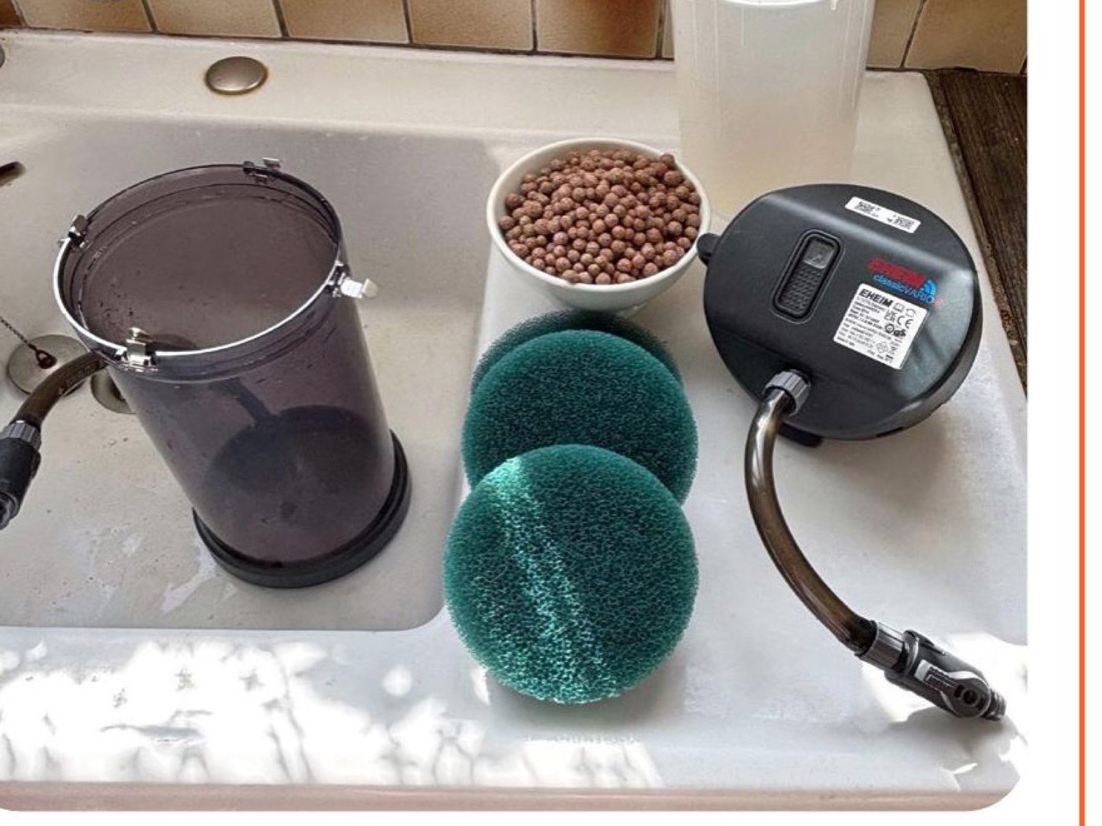 Composants du filtre Vario+e 250 lors du nettoyage : cuve, mousses et media biologiques